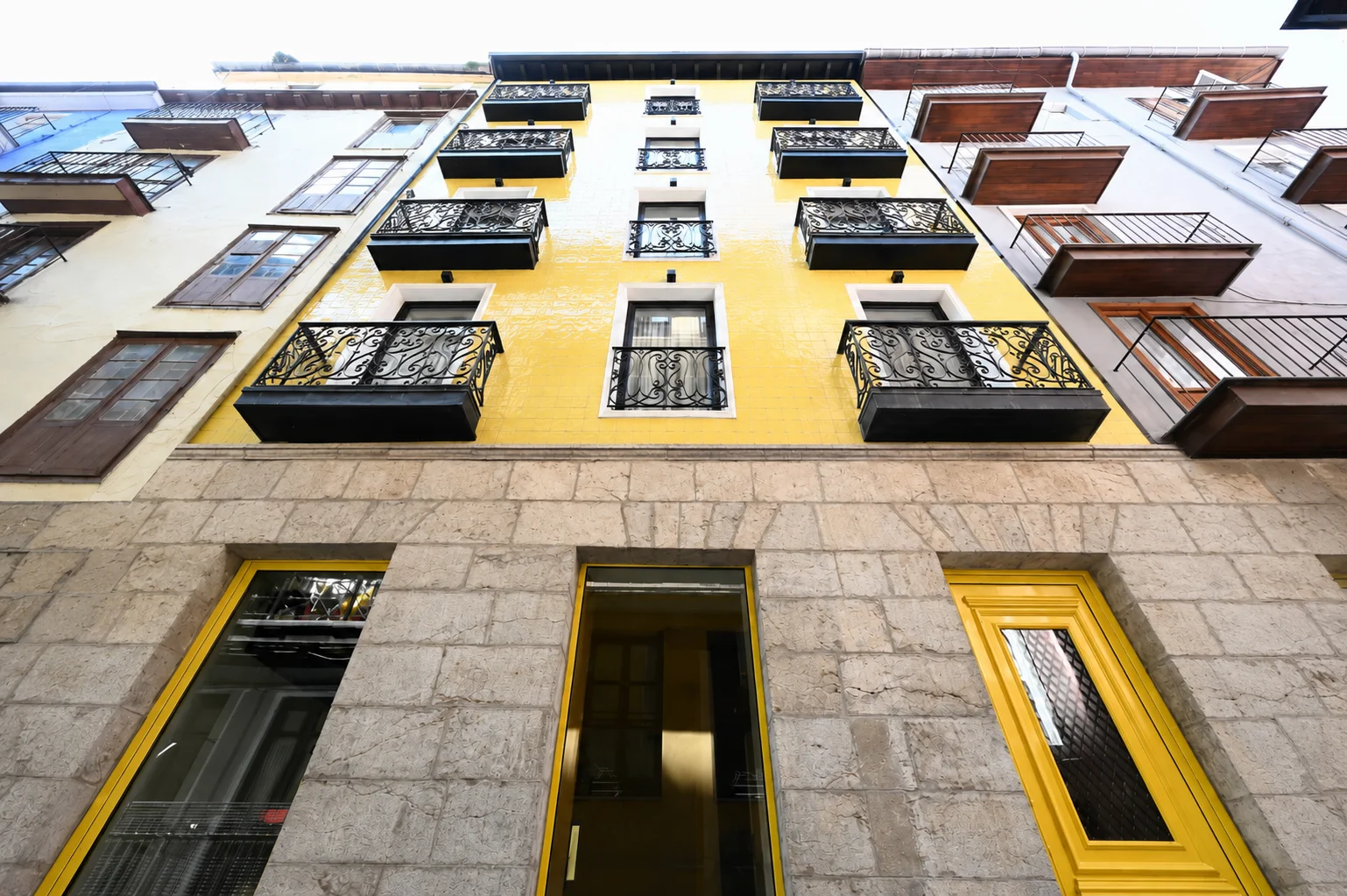 Fachada de los apartamentos Lemon Suites en el centro de Santander